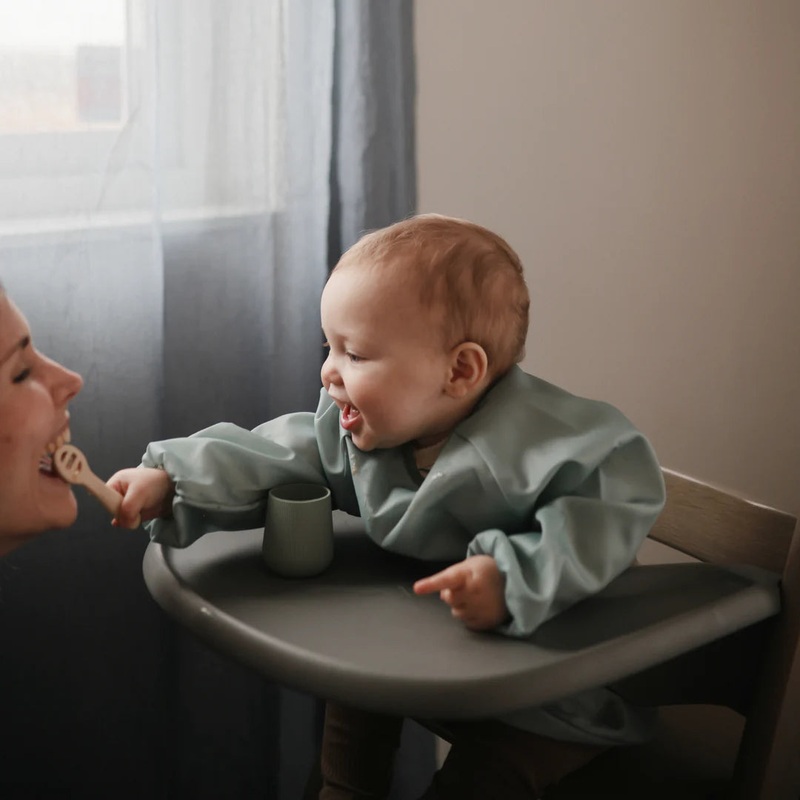 Mushie – Long Sleeve Bib – Roman Green