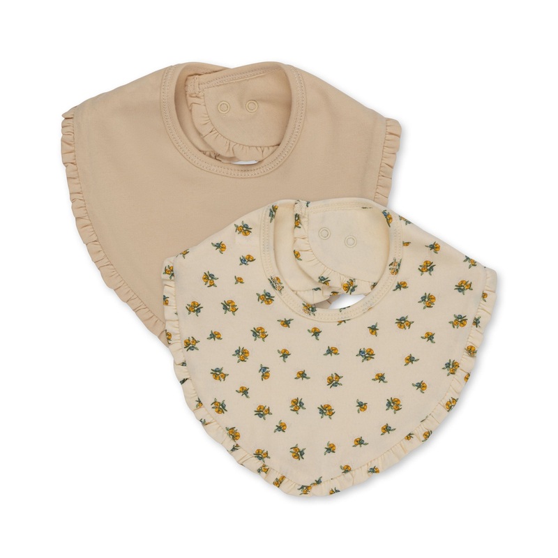 Konges Slojd – Basic Frill Bib – Peonia Limone / Brazilian Sand