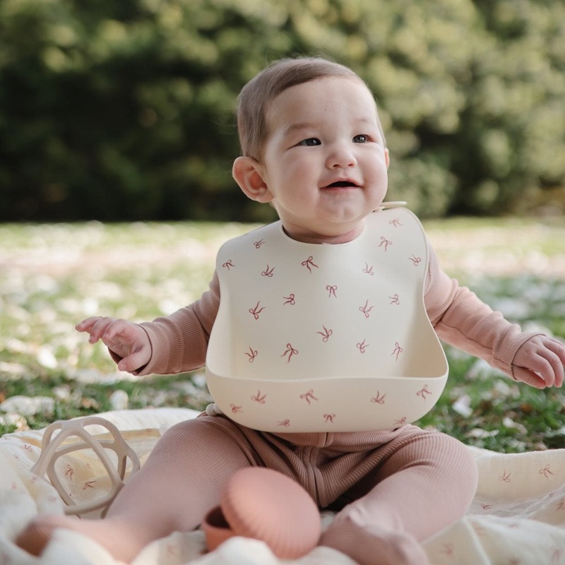 Mushie – Silicone Bib – Bows