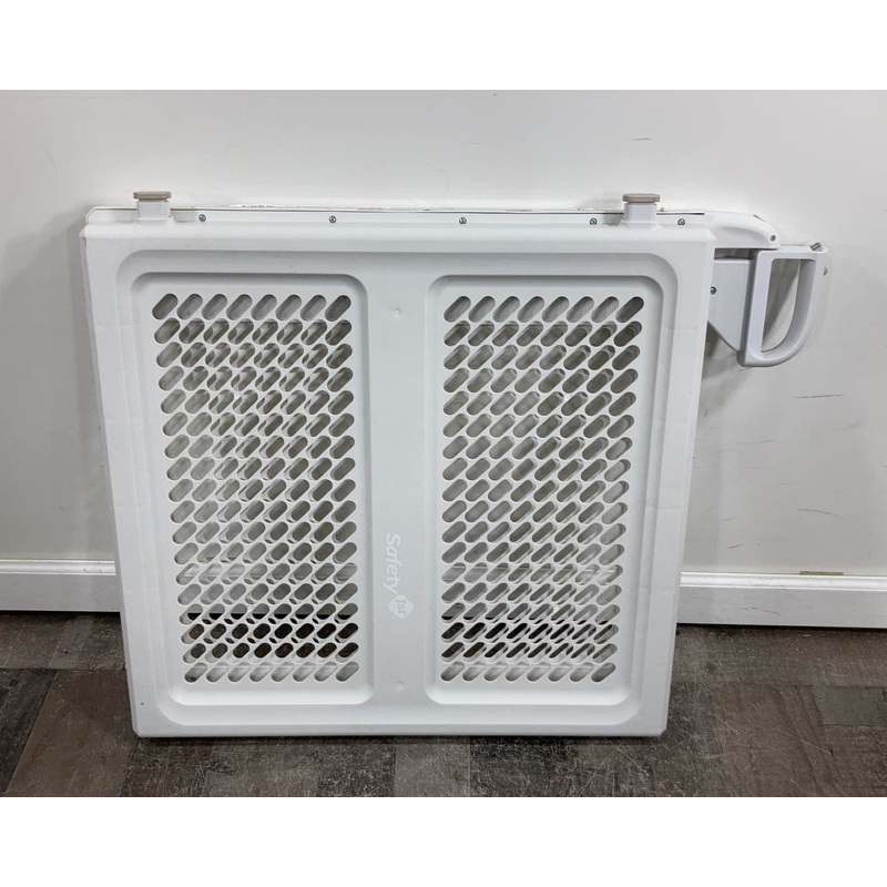 Safety 1st Pressure Mount Lift, Lock and Swing Gate